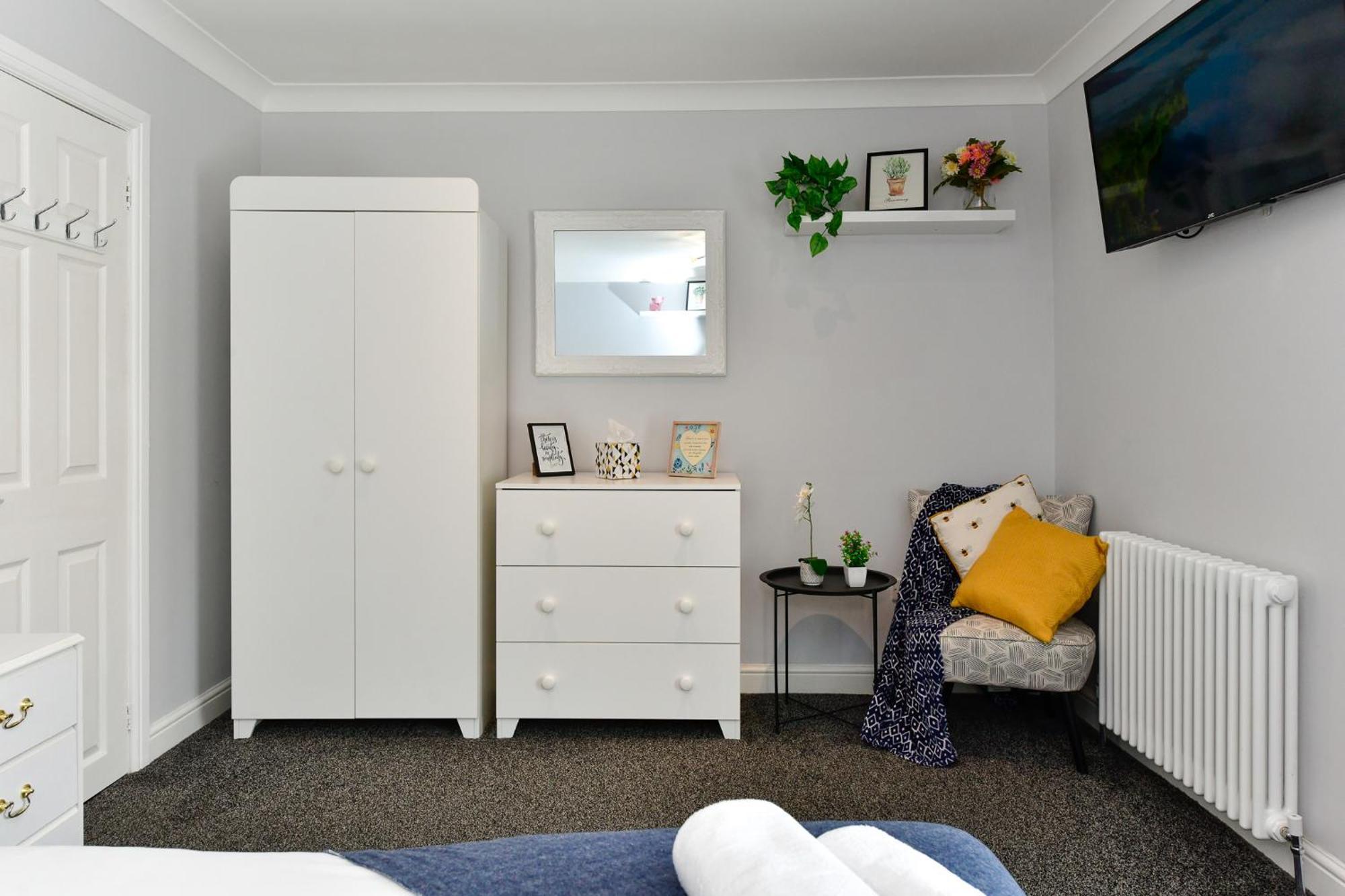 Free Parking - Heart Of The City - Superb Townhouse & Garden - Peaceful Area But Only 5Min Walk To Beach, Shops, Bars, Arena, Marina, Parks Swansea Exterior photo