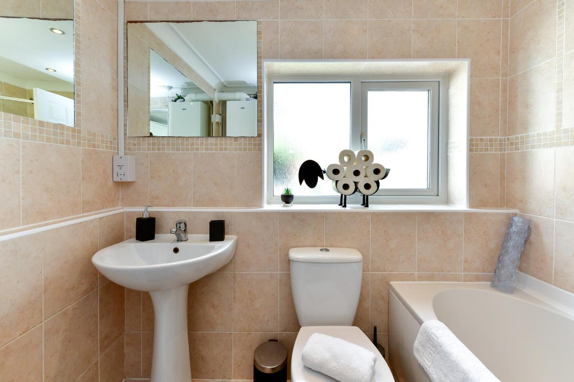 Free Parking - Heart Of The City - Superb Townhouse & Garden - Peaceful Area But Only 5Min Walk To Beach, Shops, Bars, Arena, Marina, Parks Swansea Exterior photo