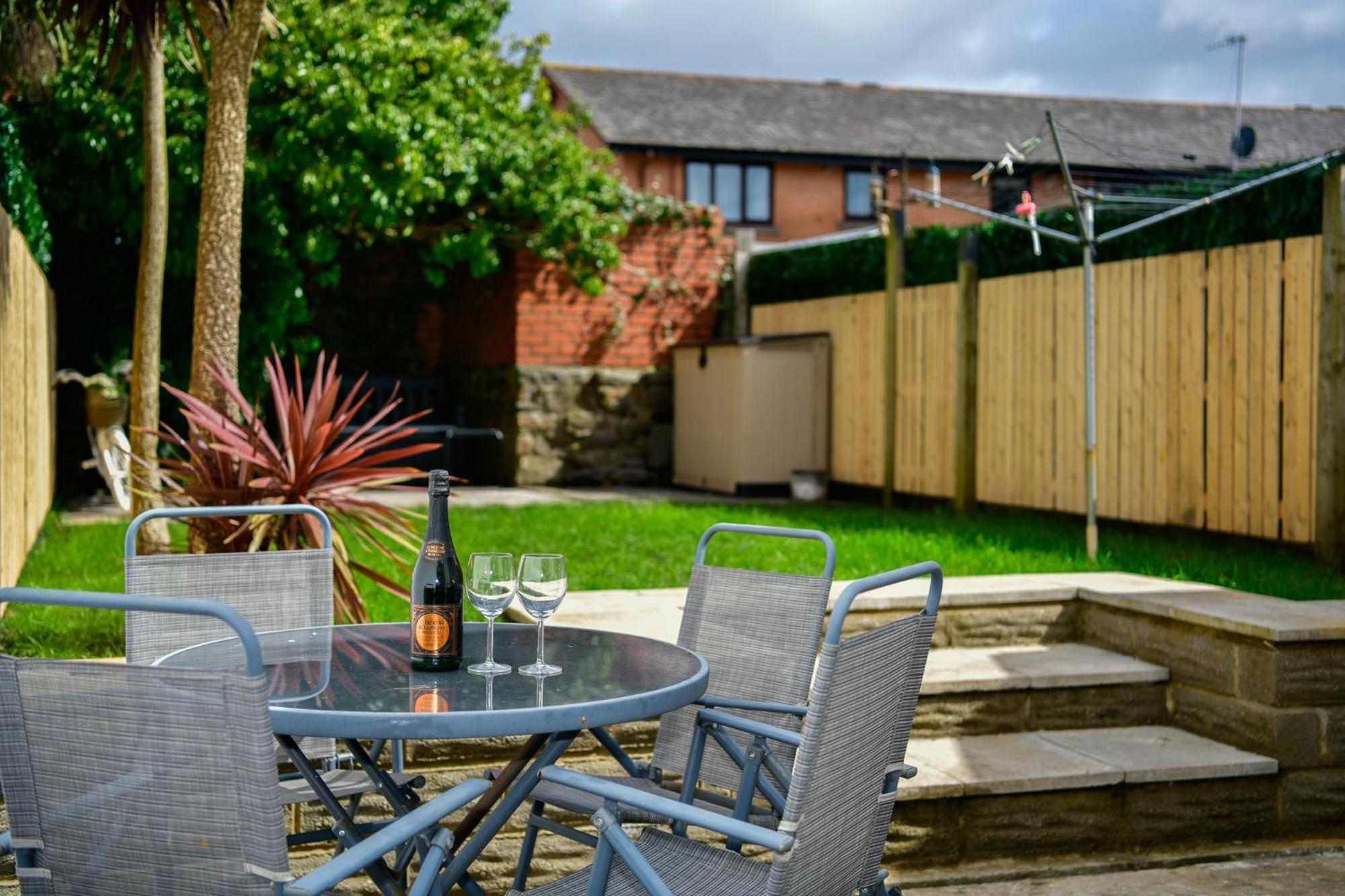 Free Parking - Heart Of The City - Superb Townhouse & Garden - Peaceful Area But Only 5Min Walk To Beach, Shops, Bars, Arena, Marina, Parks Swansea Exterior photo